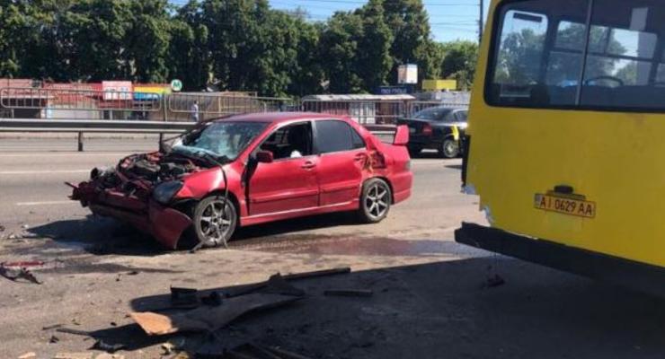 В Киеве в ДТП разбились три маршрутки и Mitsubishi