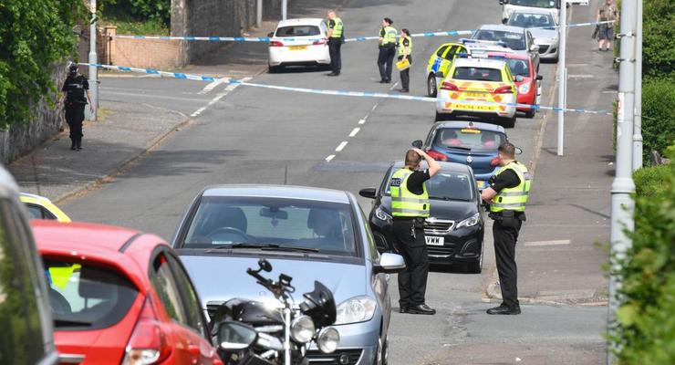 В Шотландии мужчина с ножом напал на полицейских
