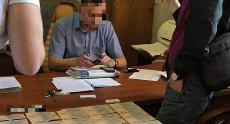 Чиновника Укрзализныци поймали на взятке в 350 тыс