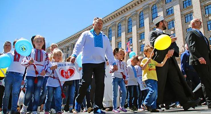 В Киеве проходит шествие в защиту прав детей
