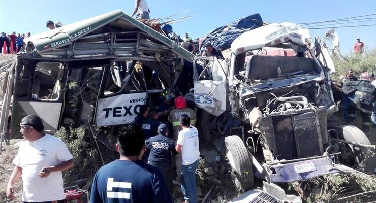 В Мексике автобус столкнулся с грузовиком: 11 жертв