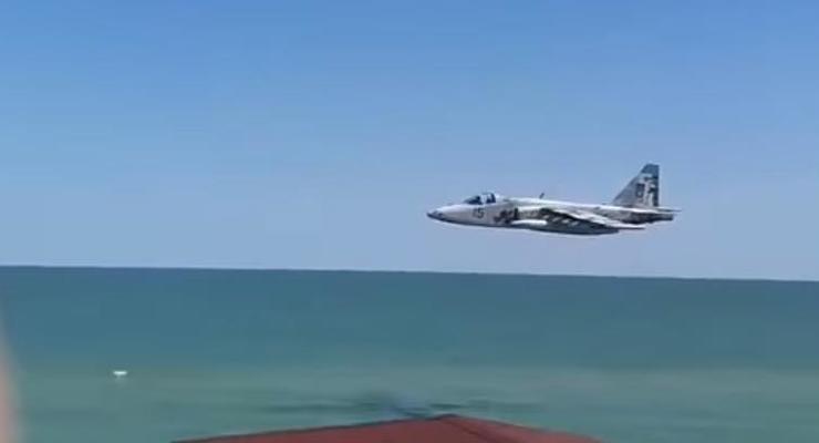 Штурмовик ВСУ пролетел над пляжем в Кирилловке