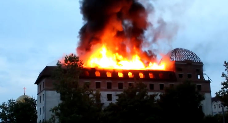 В Каменец-Подольском горел отель, возможен поджог