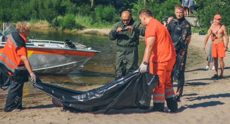 В Киеве мужчина прыгнул "бомбочкой" с моста и погиб