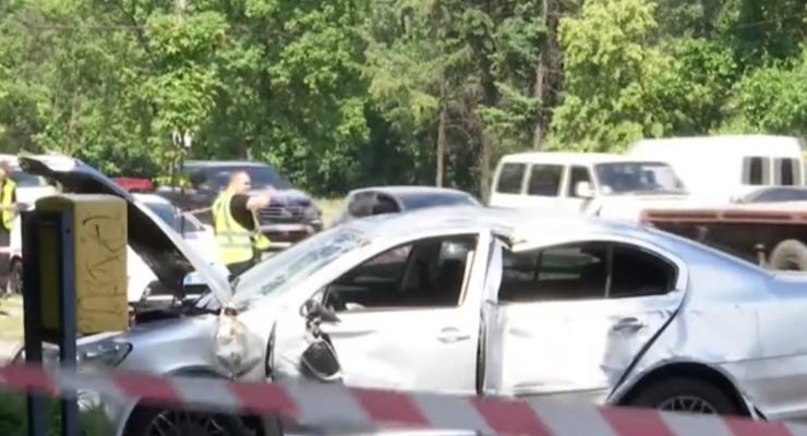 В Днепре автомобиль снес остановку: погибла женщина