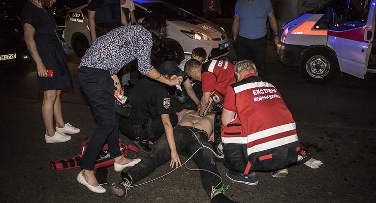 В Киеве мужчина прыгнул с эстакады и попал под автомобиль