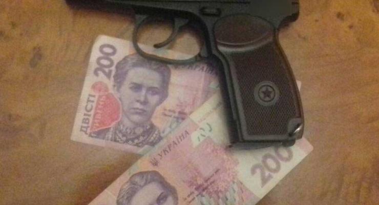 В Черновцах контрактник с пистолетом ограбил женщину