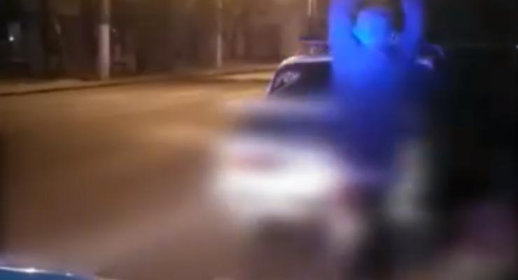 В Одессе пьяный водитель бил топором собственный автомобиль
