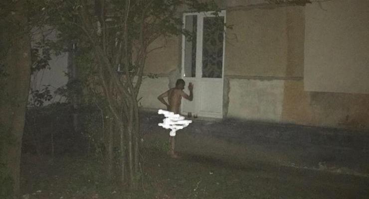 Во Львове на улице обнаружили голого мужчину