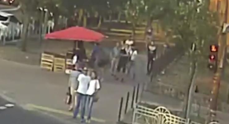 Ограбление женщины на Березняках в Киеве сняли на видео