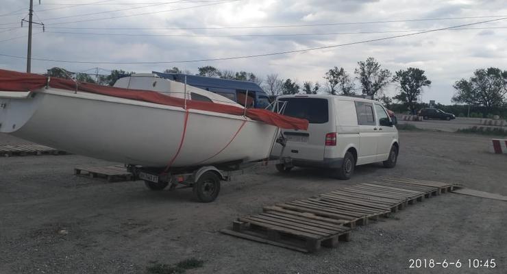 Пограничники забрали яхту, которую украинец пытался везти из Донецка