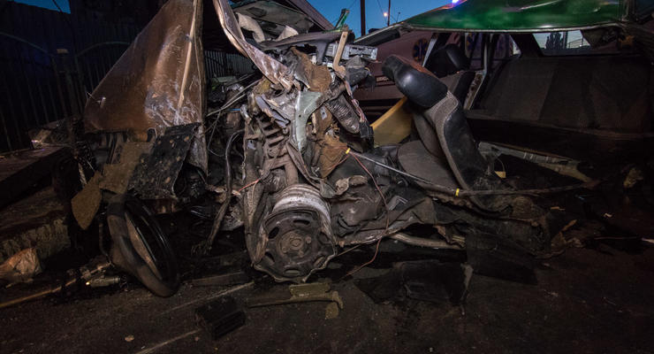 В Киеве Volkswagen разорвало о столб: трое пострадавших