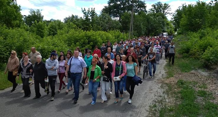 Смерть активиста Бычко: люди блокируют трассу и пикетируют полицию