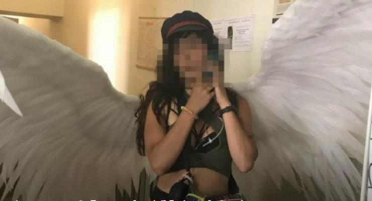 Во Львове за роспись ягодиц туристу патрульные задержали "девушку-ангела"