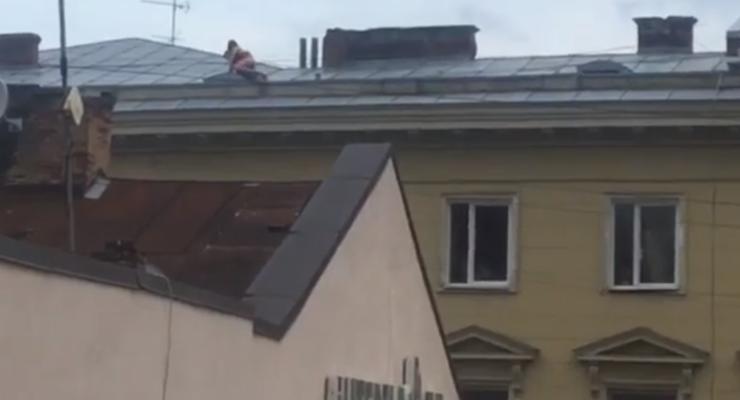 Во Львове пара занималась сексом на крыше и попала на видео