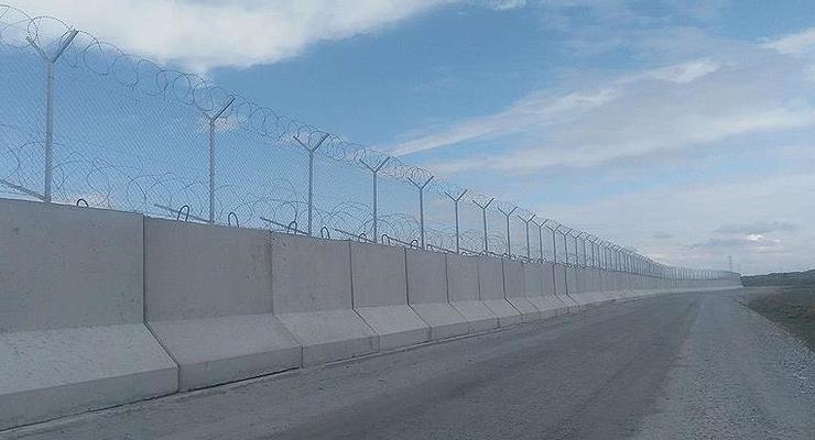 Турция построила на границе с Сирией защитную стену