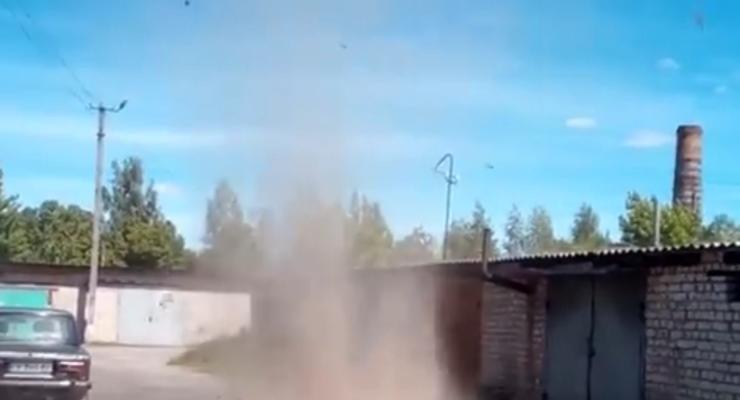 В Сумской области сняли на видео вихрь, срывающий крышу