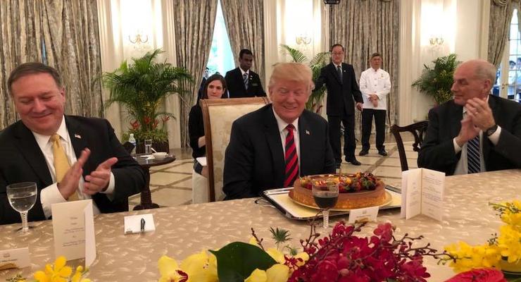 Трампа заранее поздравили с днем рождения и подарили торт в Сингапуре