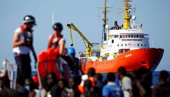 Испания готова принять судно с мигрантами, от которого отказалась Италия