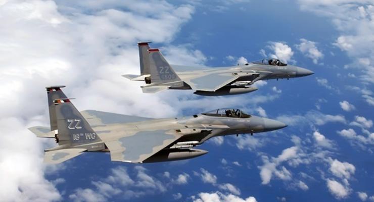 США приостановили полеты истребителей F-15 на Окинаве