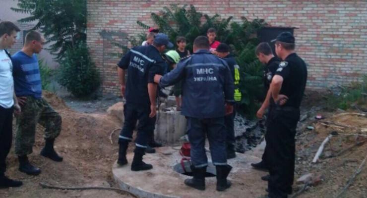 В городе Марганец ребенок упал в бетонный колодец