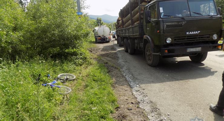 На Закарпатье лесовоз сбил 8-летнего велосипедиста