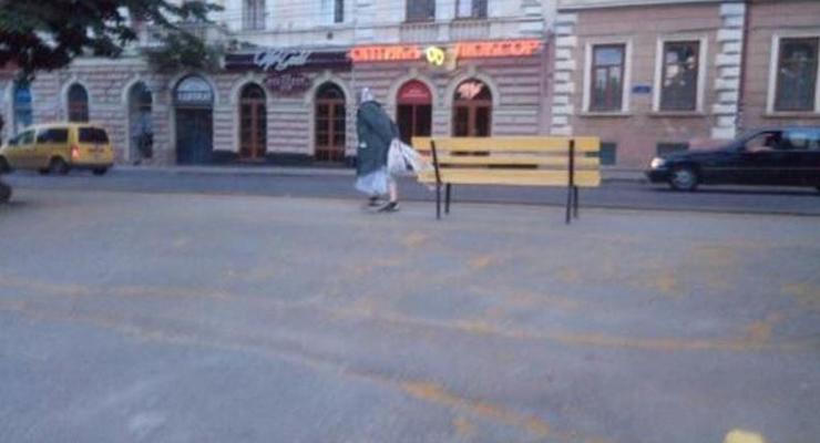 В центре Черновцов старушка украла скамейку