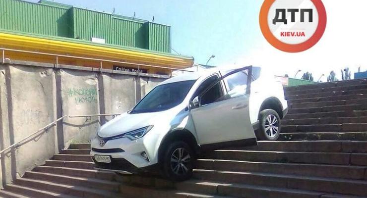 В Киеве джип Toyota попытался съехать по лестнице и застрял
