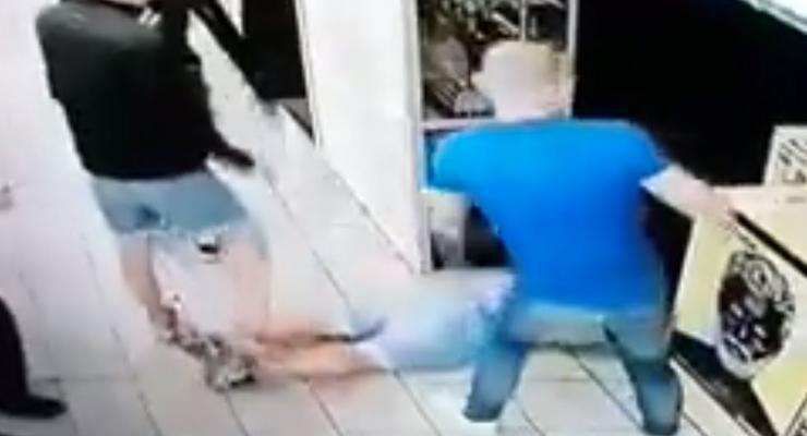 В супермаркете Киева парня избили на глазах охраны