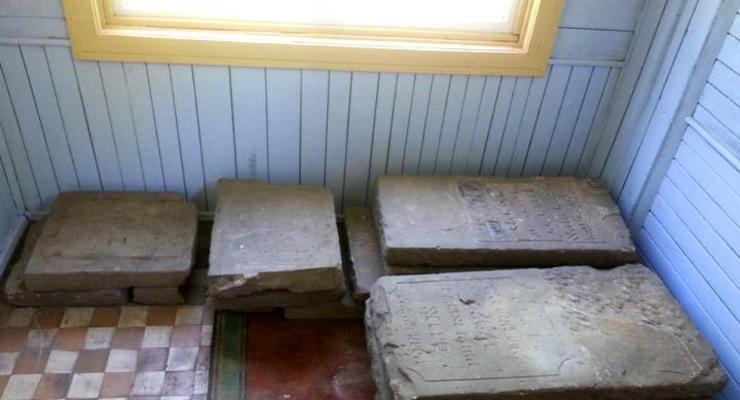 На Волыни в строительном мусоре нашли еврейские надгробия