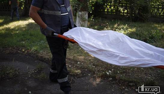 Вероятно, маньяк: в Кривом Роге у больницы нашли тело голой девушки