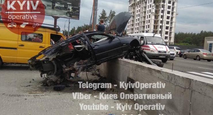 Под Киевом BMW снес остановку и разбил несколько машин