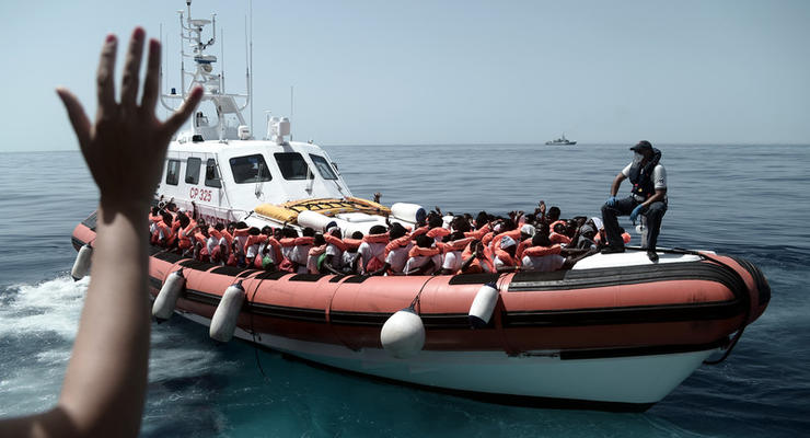 Франция готова принять часть беженцев из судна Aquarius