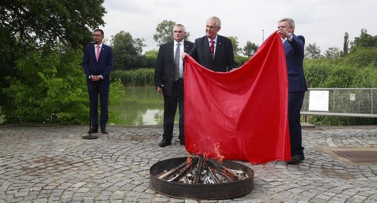 Президент Чехии публично сжег красные трусы