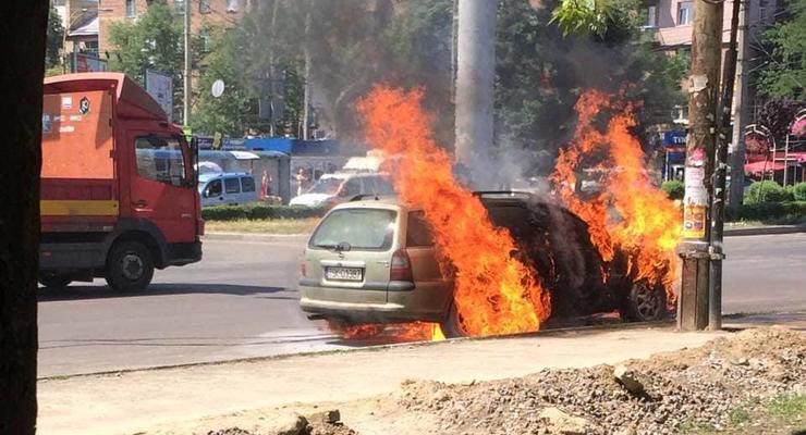 В Киеве напротив кафе горит автомобиль