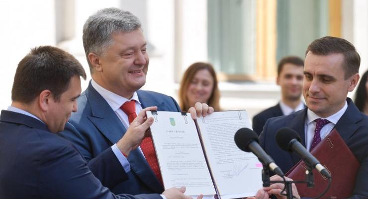 Порошенко подписал закон о дипслужбе