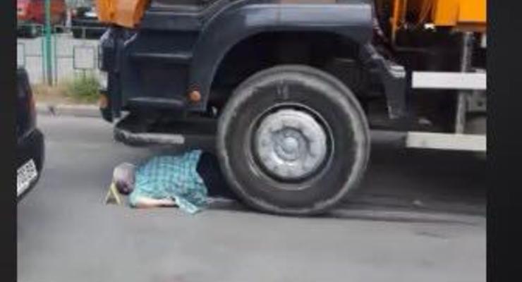 В Киеве мусоровоз задавил женщину насмерть