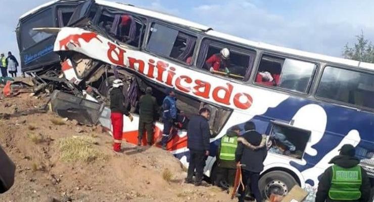 В Боливии автобус врезался в скалу: 17 человек погибли