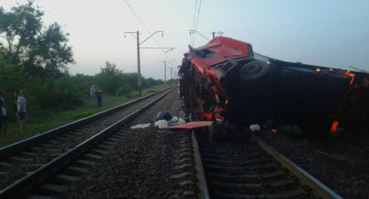 Под Днепром грузовик сорвался с моста и упал на железнодорожные пути