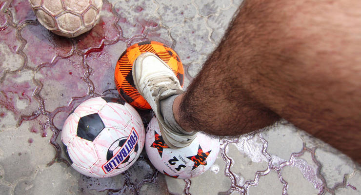 В Одессе посольство РФ забуцали кровавыми мячами