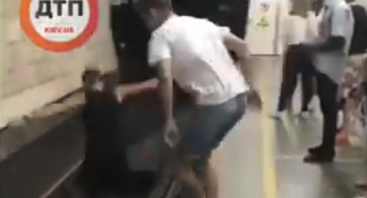 Появилось видео прыжка подростков под поезд метро