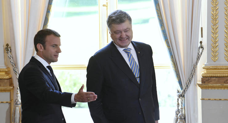 Порошенко обсудил с Макроном ситуацию на Донбассе