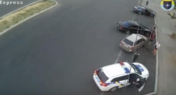 Появилось видео, как в Днепре крушат авто полиции