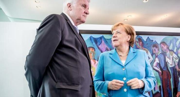 Глава МВД Германии "больше не может" работать с Меркель