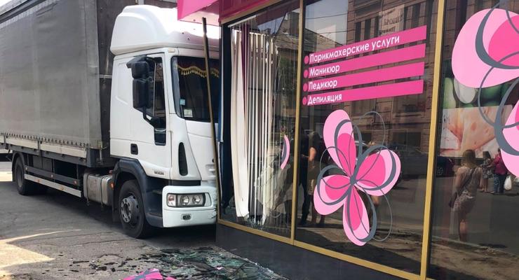 В Кропивницком  неуправляемый грузовик врезался в салон красоты