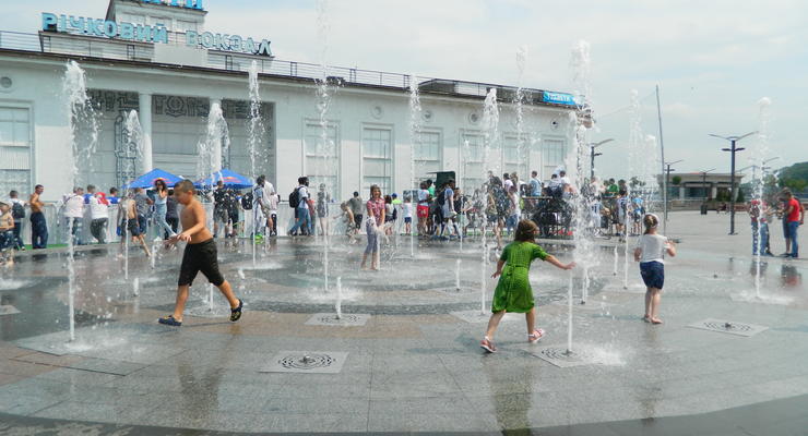 В Киеве не рекомендуют купаться на всех пляжах города