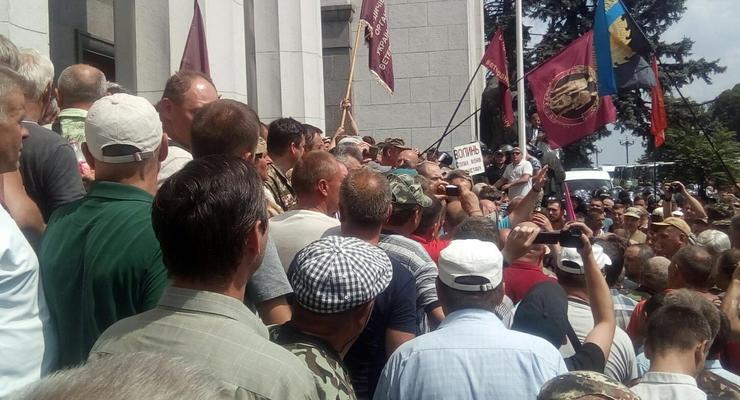 Столкновения у Рады: к митингующим выходили депутаты