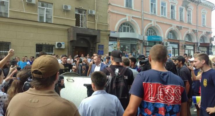 В Харькове националисты бросили в мусорный бак заместителя Кернеса