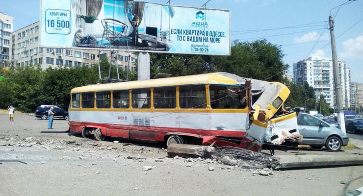В Одессе трамвай задним ходом врезался в столб и протаранил авто