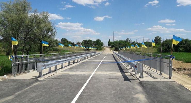 В Троицком открыли восстановленный военными мост
